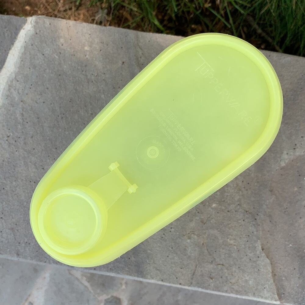 Vintage yellow Tupperware pitcher - Picture 2 of 8